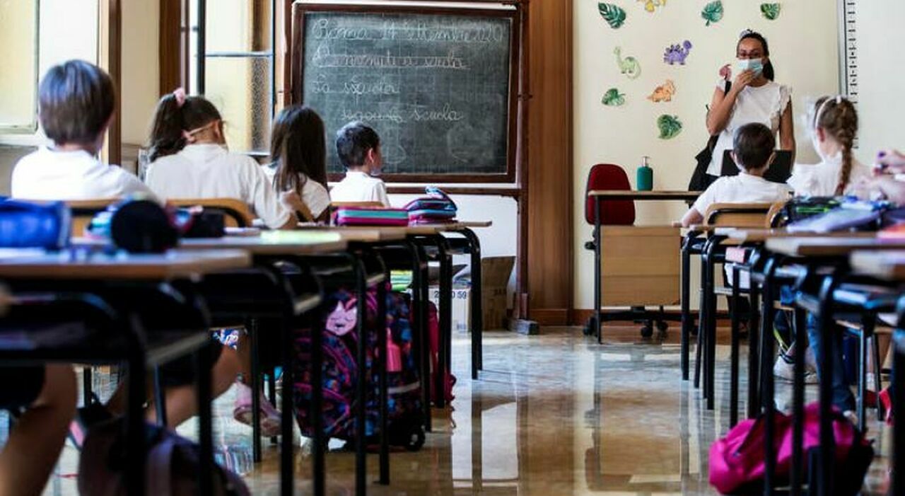 «Quella maestra molesta i nostri figli», trenta genitori fanno irruzione a scuola e linciano la docente: picchiato anche il padre che ha provato a difenderla