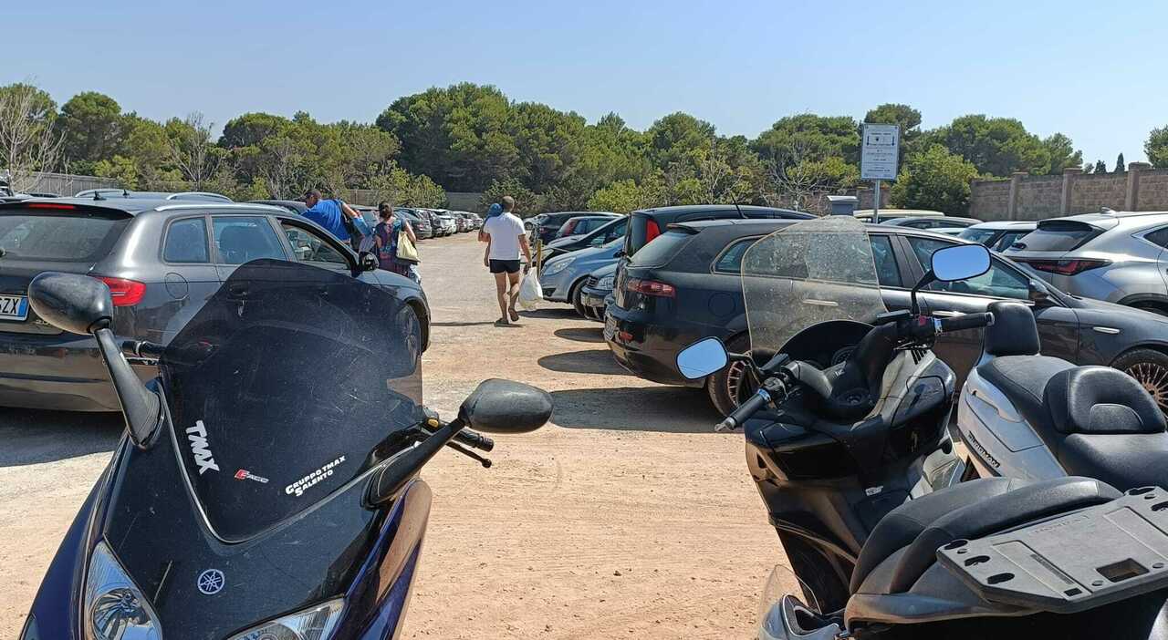 Gallipoli, ancora disagi. Caos parcheggi in zona dei Samari e rifiuti a  Baia VerdeFOTO