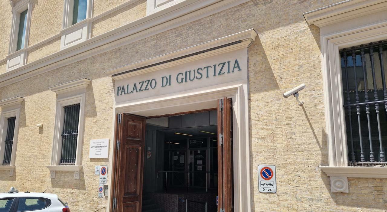 Violenze sulla nipotina di 9 anni: «Lo zio mi tocca». L?ex poliziotto finisce in carcere