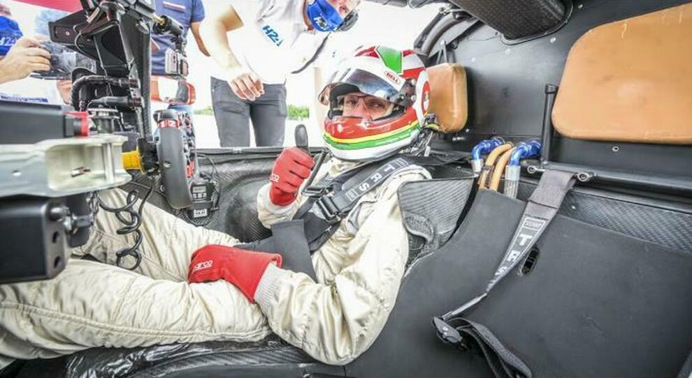 Carlos Tavares alla guida della MissionH24, la vettura laboratorio per la formulazione del regolamento tecnico che nel 2024 permetterà l'ingresso delle auto ad idrogeno alla 24 ore di Le Mans