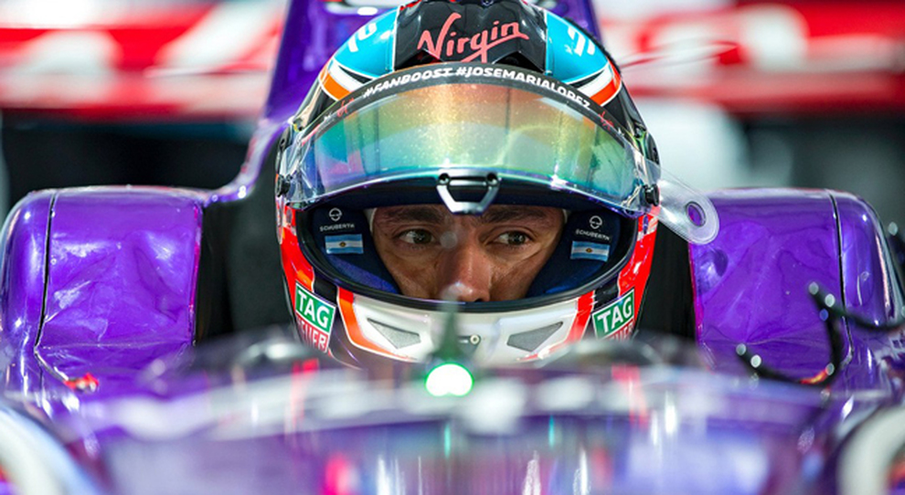 Un concentratissimo Josè Maria Lopez al volante della sua Ds Virgin prima della partenza del ePrix di Parigi