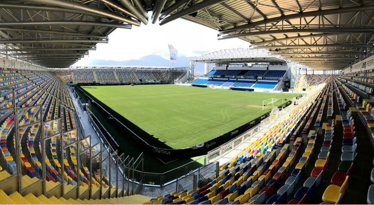 Gioca con un estintore allo stadio Stirpe di Frosinone, il compagno di classe si sente male. Studente sospeso per cinque giorni