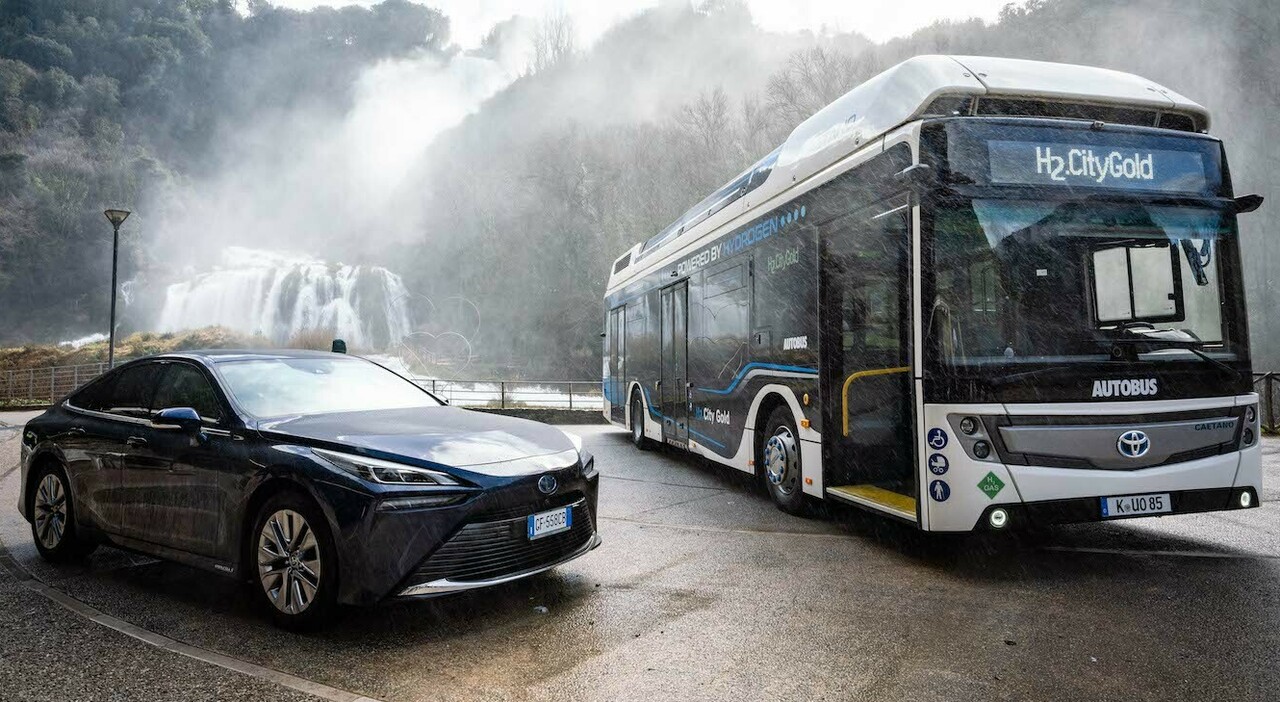 La Toyota Mirai ad idrogeno con il bus alimentato a fuell cell