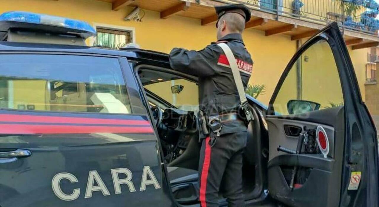 Potenza Picena, madre e figlio litigano in un bar e si scagliano contro i carabinieri: denunciati entrambi