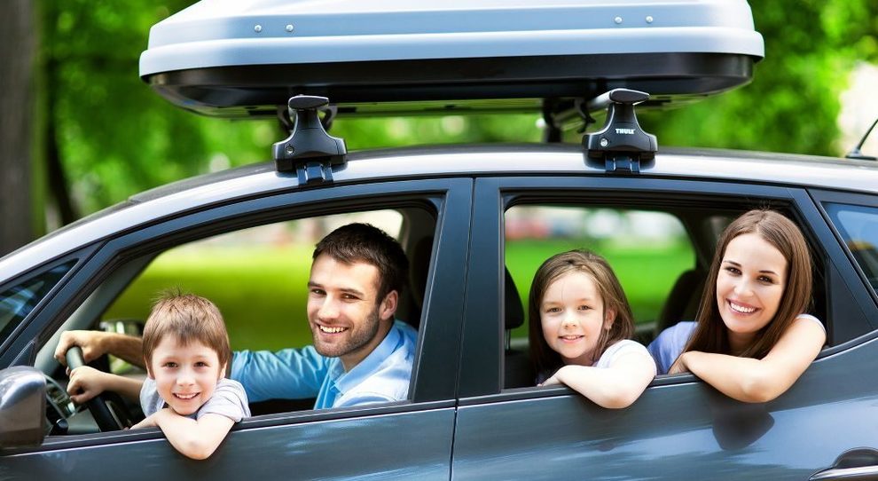 Una famiglia in viaggio con l'auto