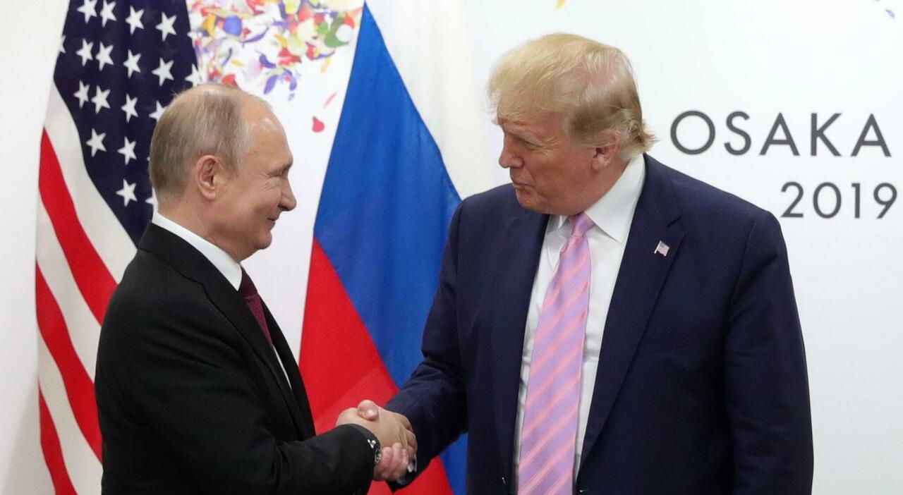 Trump a Mosca il 9 maggio per la Giornata della Vittoria? Dalla Francia: «Festeggerà con Putin la fine della guerra in Ucraina». Ma lui nega