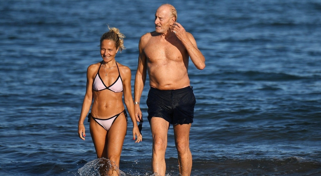 Alessandra Masi e Charles Dance completamente nudi in spiaggia a  Formentera: la vita intima della star di The Crown