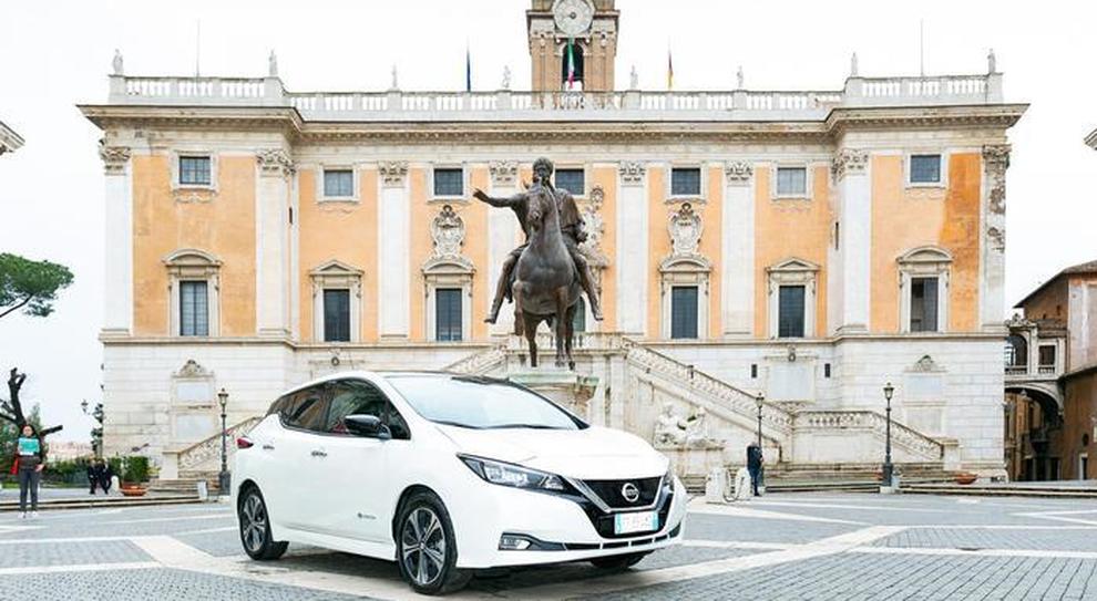 La Nissan Leaf ai piedi di Marco Aurelio in Campidoglio a Roma