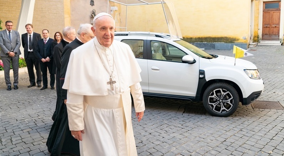 Papa Francesco con la Dacia Duster