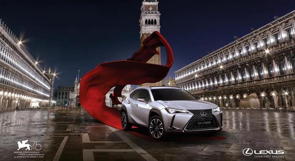 La locandina della partnership tra Lexus e festival del cinema di Venezia con la nuova UX in primo piano