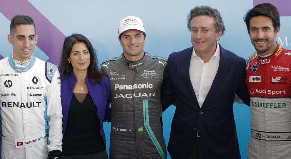 Da sinistra Sebastien Buemi pilota Renault, il sindaco di Roma Virginia Raggi, Nelson Piquet Jr. pilota Jaguar, Aleandro Agag ad della Formula E, e Lucas Di Grassi pilota Audi