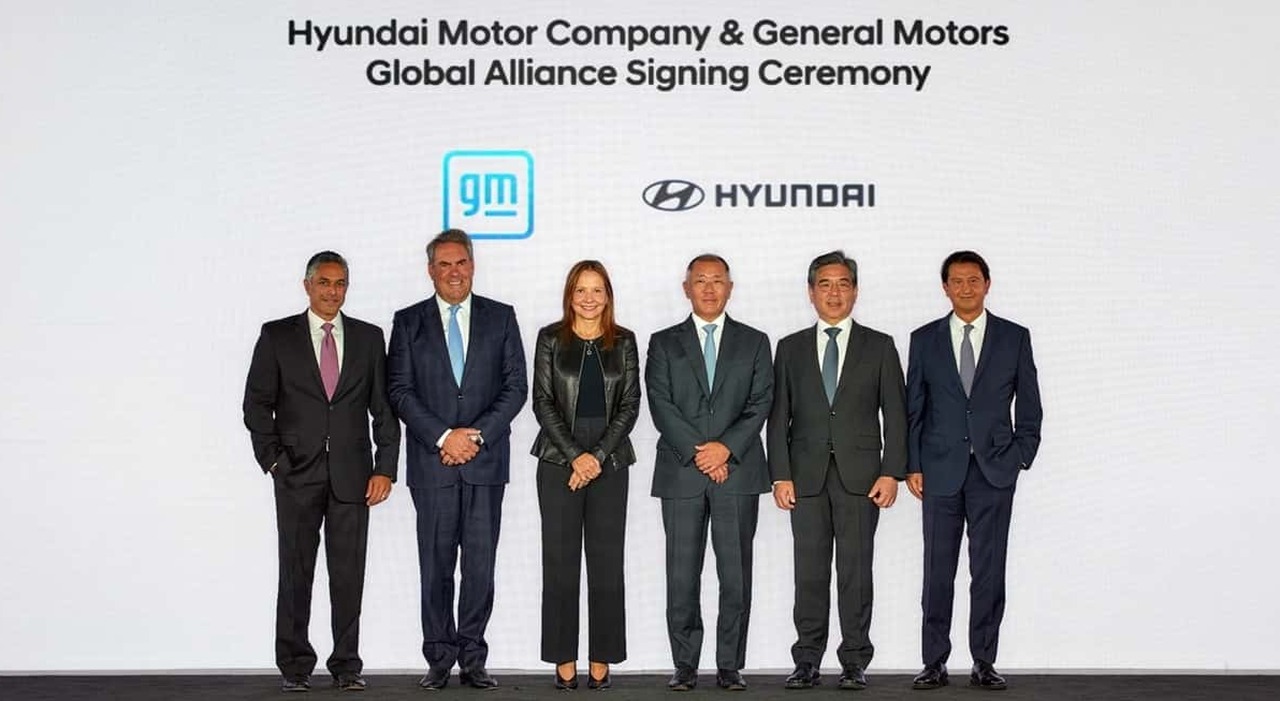 Al centro l'executive chair di Hyundai Motor Group Euisun Chung ed il chair e Ceo di GM Mary Barra