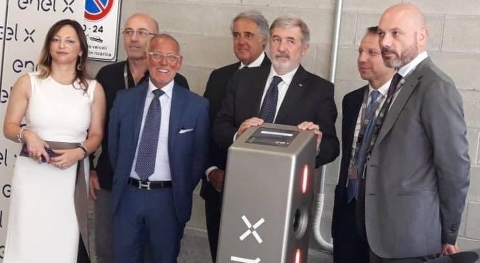 Il momento dell'inaugurazione della colonnina elettrica di Enel X a Genova