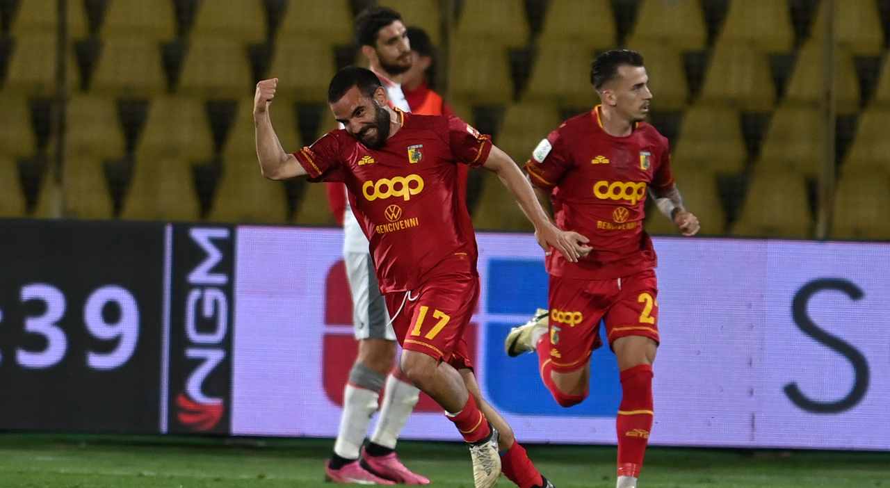 Catanzaro and Cremonese Draw 2-2 in Thrilling Serie B Playoff Semifinal