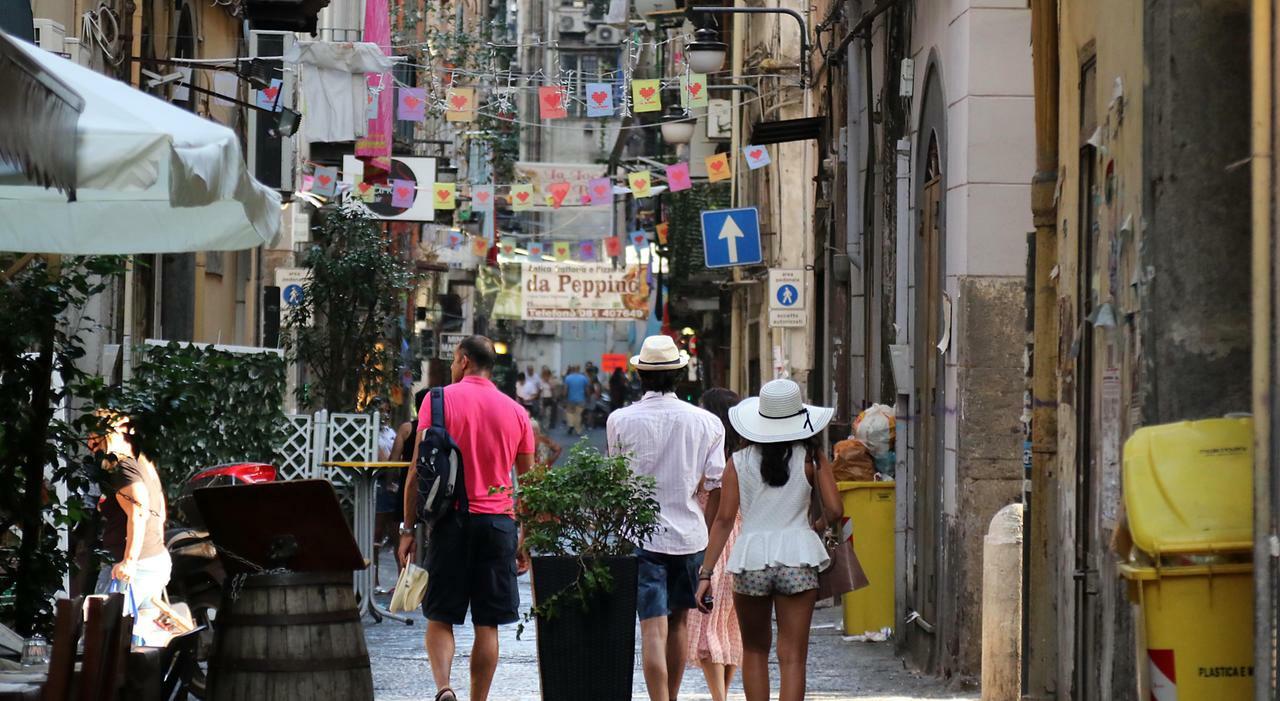 B&B abusivi a Napoli, gestori a rischio multe in fuga: «Vendiamo»