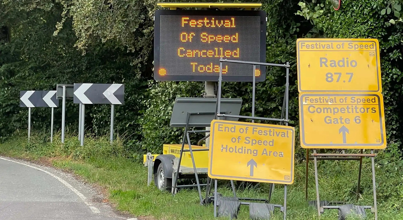 Un cartello che indica la chiusura del Goodwood Festival of Speed