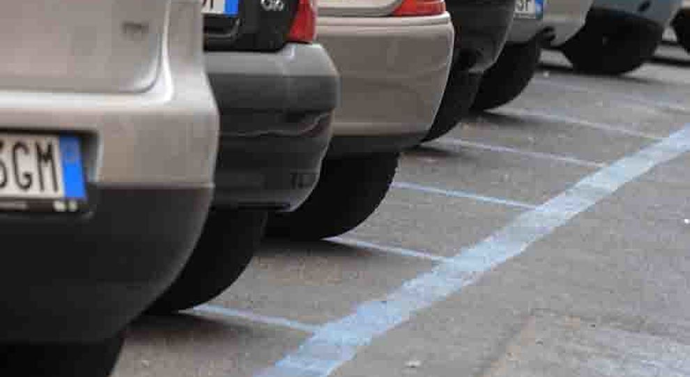 Parking abusivo, a Bergamo è guerra al commercio dei ticket usati. Obbligo digitare la targa dell'auto
