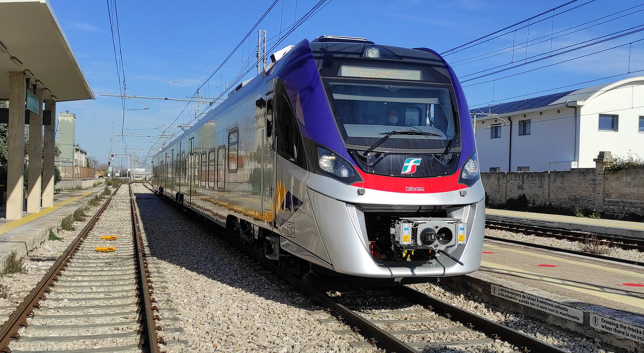 Furgoncino si ferma sul passaggio a livello: scontro con un treno regionale