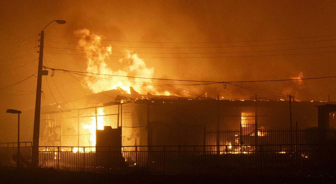 declaró el estado de emergencia e impuso un toque de queda.  “Decenas de casas en llamas”