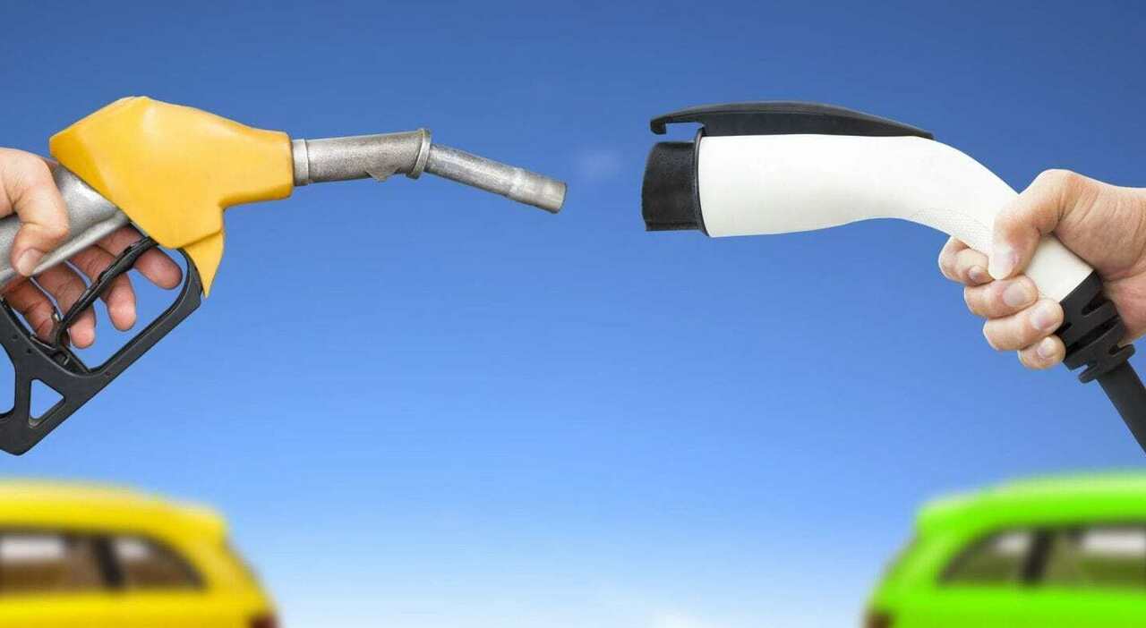 Il bocchettone per il pieno di benzina o diesel contro la presa di ricarica