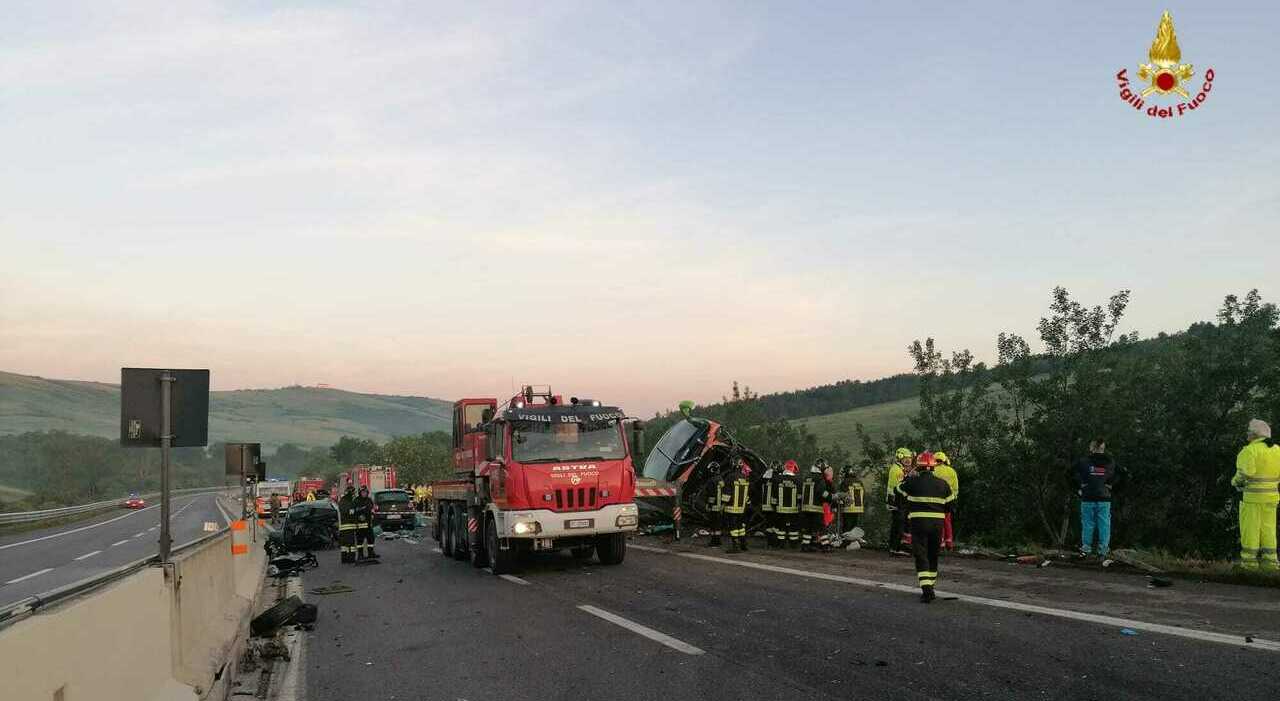 Incidente A16 Napoli Canosa, bus precipita nella scarpata con 38 persone a bordo: un morto e 14 feriti