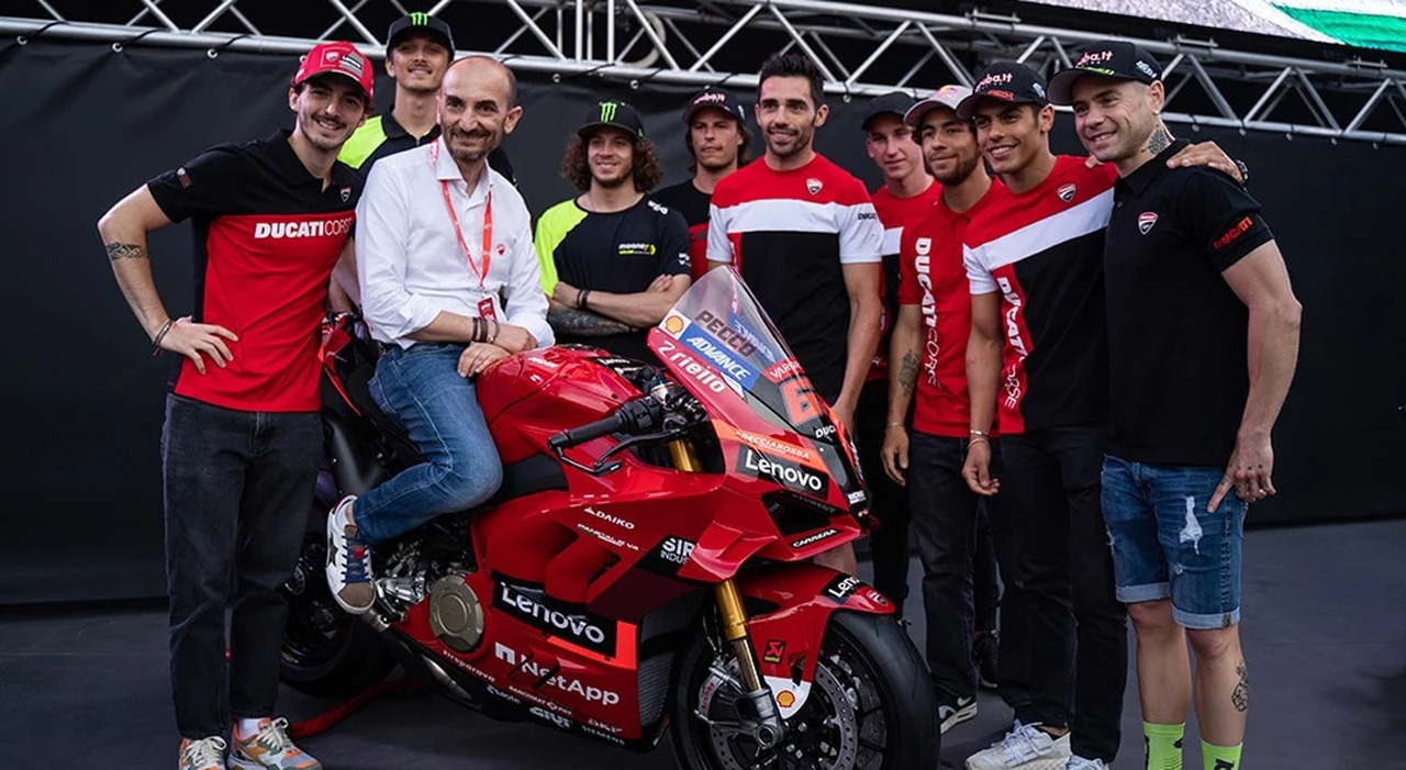 L0ad di Ducati con tutto il gruppo dei piloti delle Rosse in MotoGp e Superbike