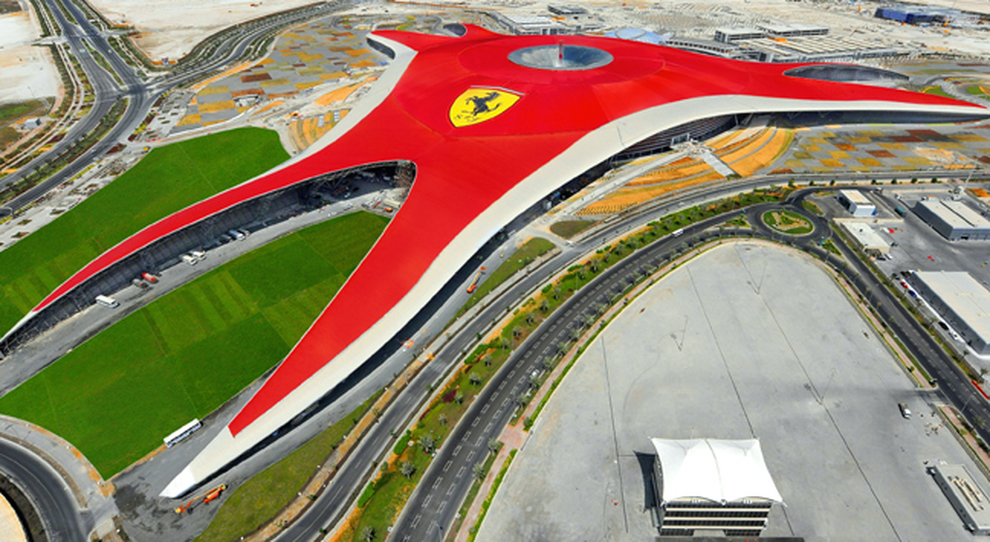 Una visione aerea del Ferrari World di Abu Dhabi