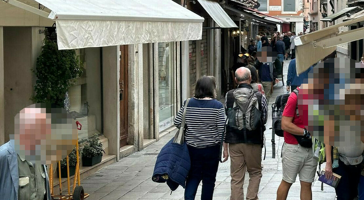 «Ci sono uomini a terra! Accorrete! Forse c?è un coltello». Rissa tra camerieri a San Lio a Venezia: un uomo trasportato in ospedale