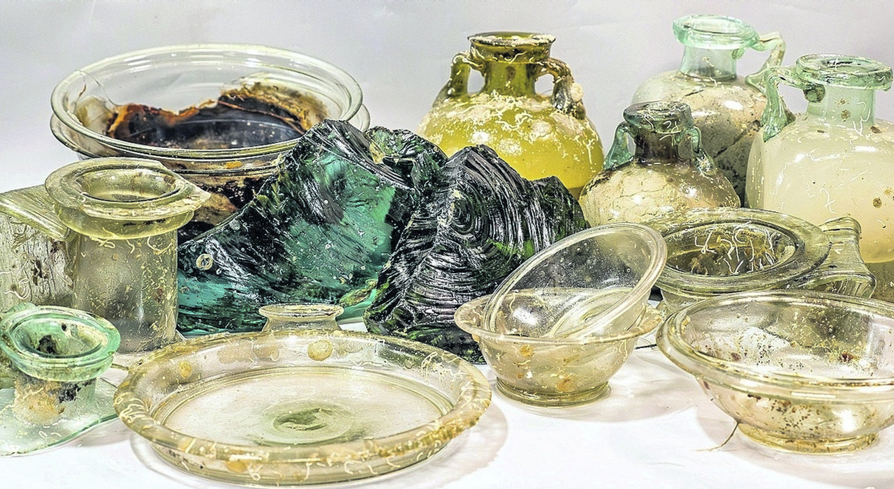 Photo of A 2,000-year-old glass treasure discovered in Capraia by an underwater robot.  It was 350 meters deep.