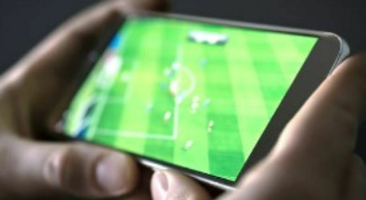 Pirateria, partite di Serie A trasmesse gratis: cosa sono le live social e cosa si rischia se si guardano