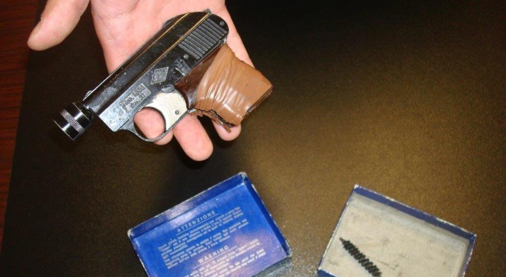 Afragola, pistola e 103 proiettili: arsenale nascosto fra le aiuole