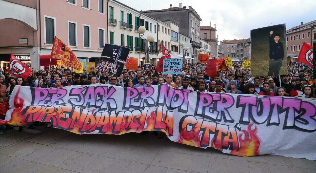 Giacomo Gobbato, in diecimila al corteo in memoria del 26enne ucciso per sventare una rapina. Polemica politica con Brugnaro