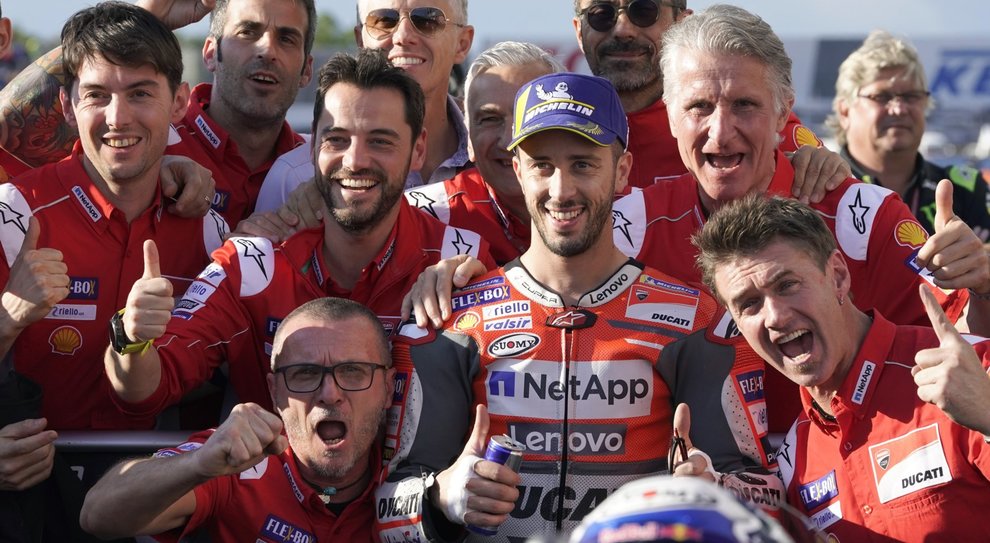 Il team Ducati festeggia la pole position di Dovizioso a Motegi