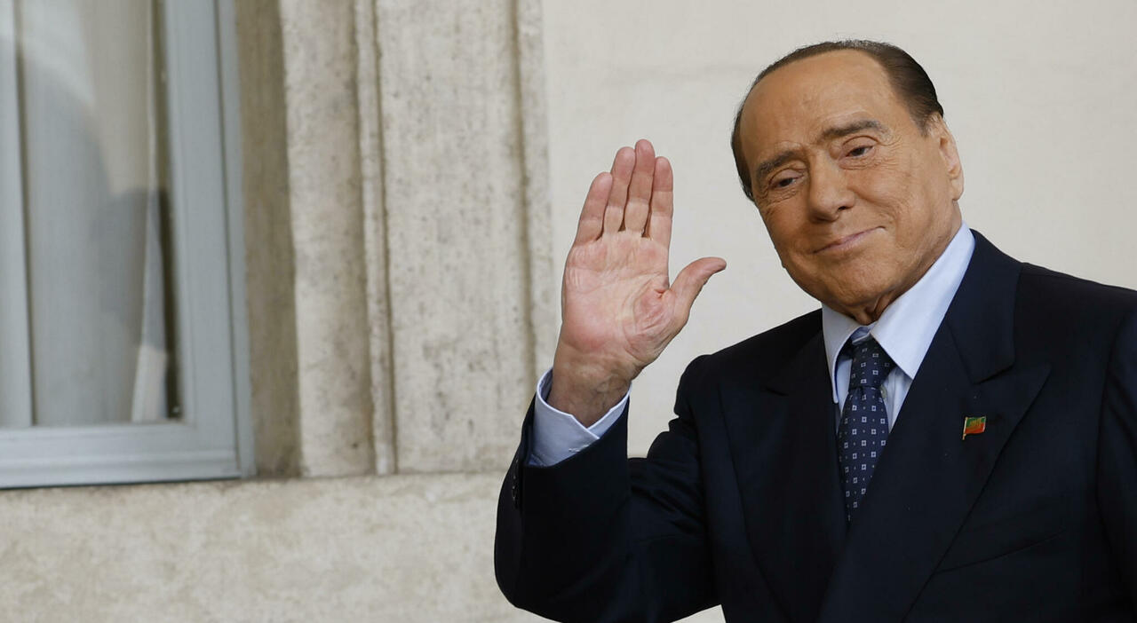 Berlusconi abre o testamento na frente de duas testemunhas.  Investimento financeiro para Marina e Pierre Silvio