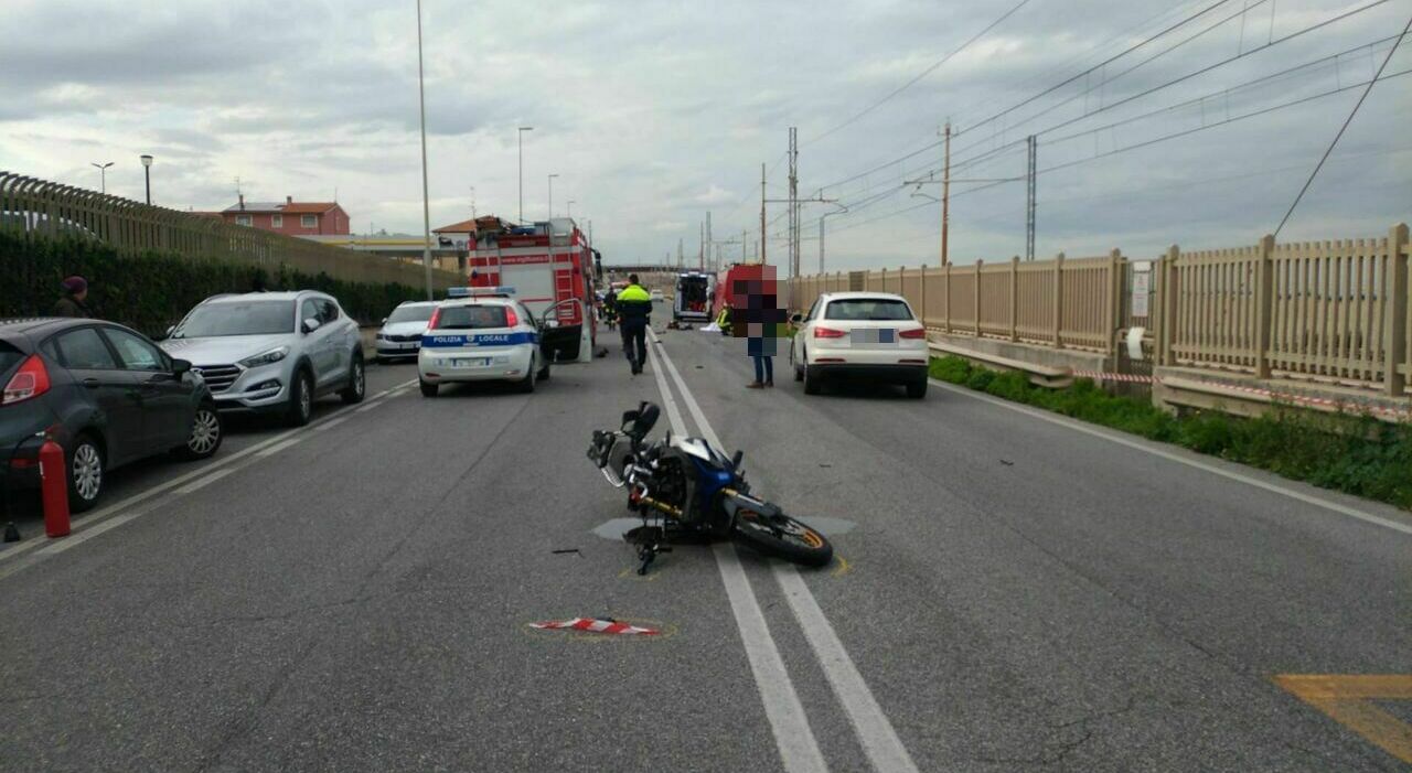 Orrore sulla Flaminia: moto si schianta su un