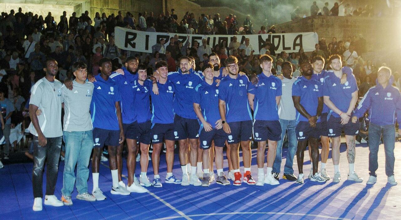 Bagno di folla per la Valtur Brindisi. E un solo grido: "Riprendiamoci la serie A"