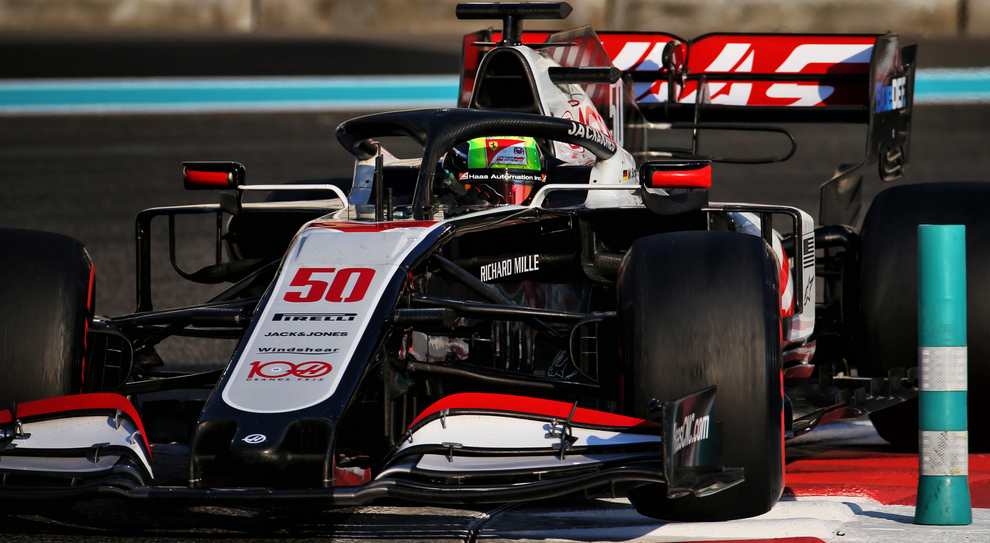 Nella foto, Mick Schumacher con la Haas nei test di Abu Dhabi