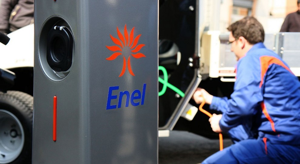 Una colonnina di ricarica Enel per auto elettriche
