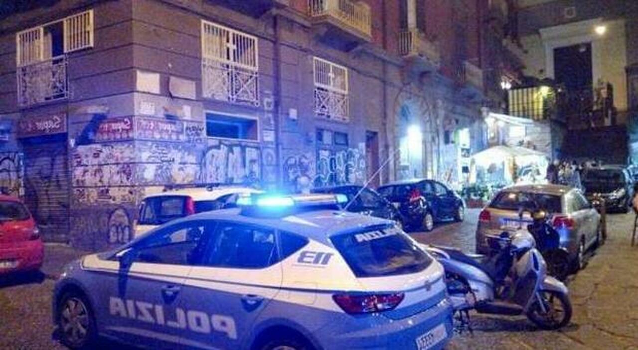 Aggressioni a Napoli in piazza Carolina: «Una colletta per comprare la pistola»