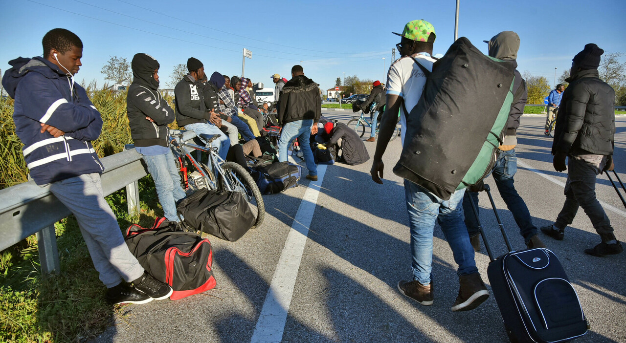 Il Comune regala 100 giubbotti catarifrangenti agli immigrati africani: «Fondamentali quando vanno a piedi o in bicicletta per strada»