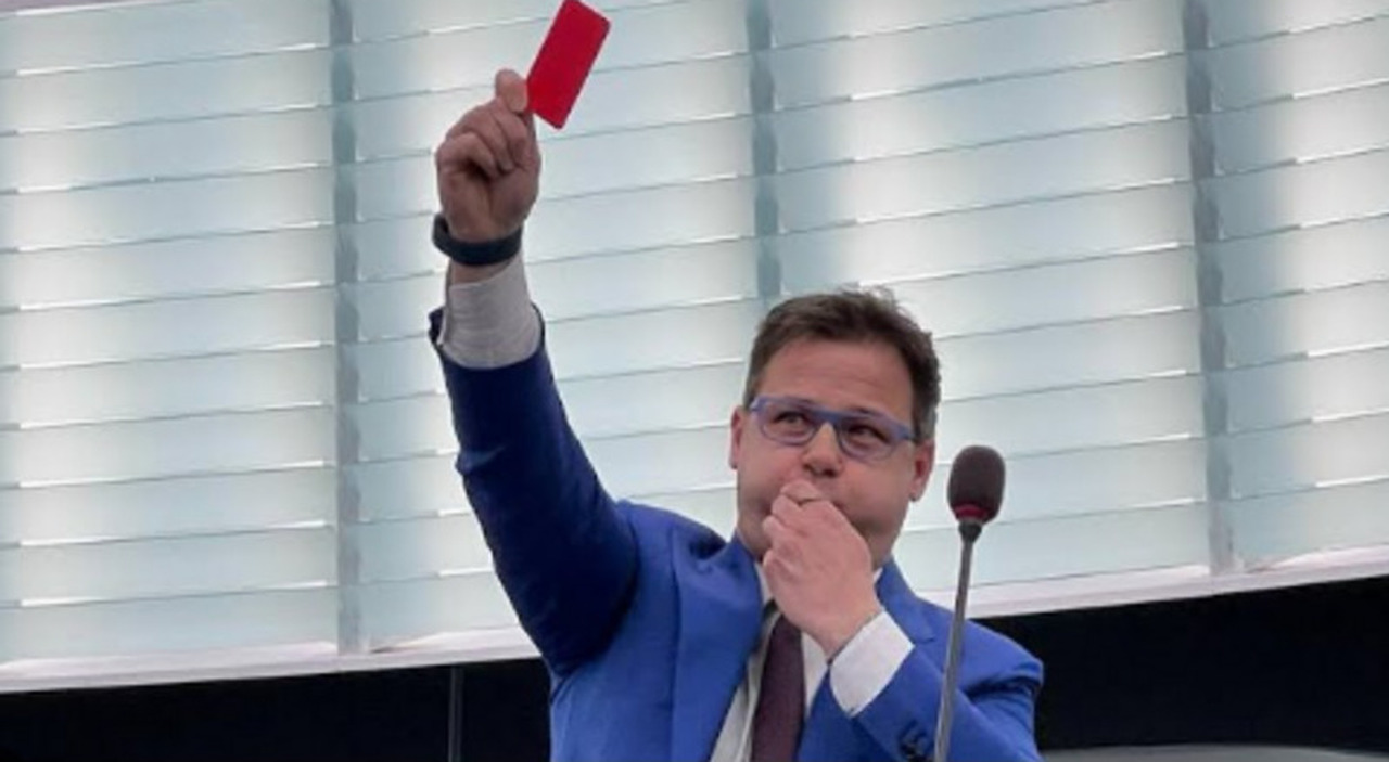 Angelo Ciocca con fischietto e cartellino rosso all'Europarlamento dal