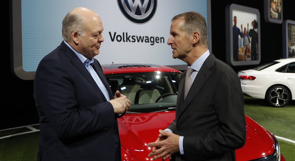 Da sinistra Jim Hackett, numero uno di Ford, ed Herbert Diess, ceo del Volkswagen Group al salone di Detroit
