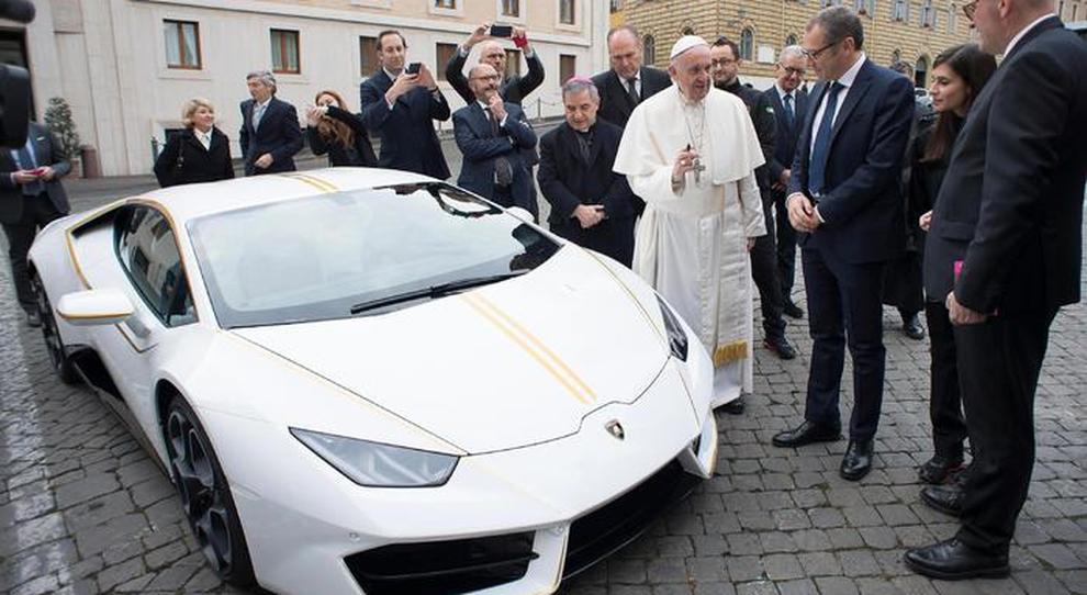 La Huracan di Papa Francesco, qui quando è stata consegnata da Stefano Domenicali presidente di Lamborghini
