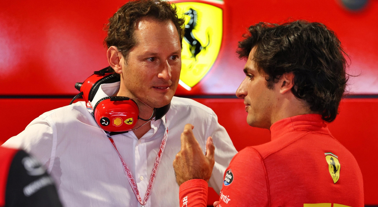 Il presidente della Ferrari John Elkann con Carlos Sainz