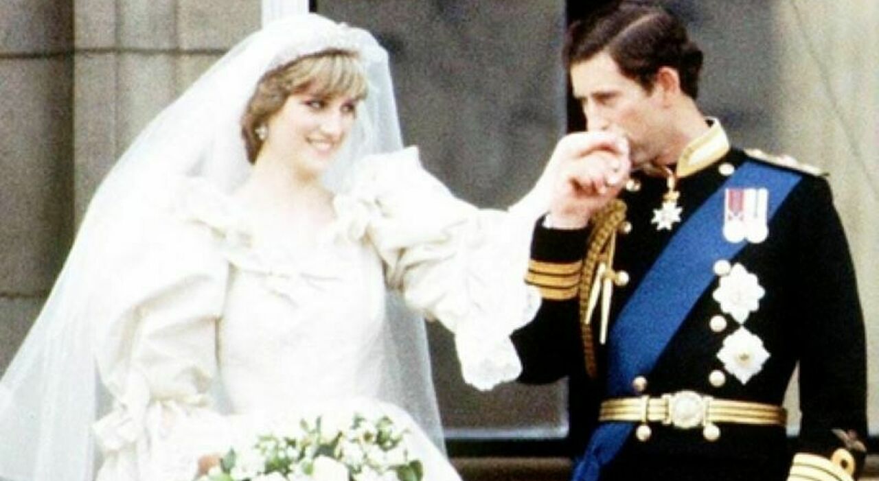 Lady Diana, il dettaglio notato solo ora delle foto con Carlo ecco cosa faceva per falsare gli scatti