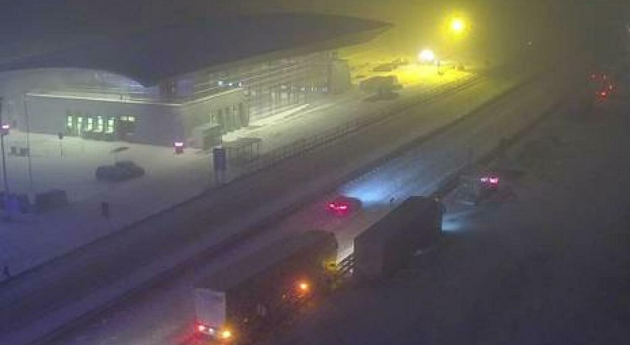 Neve a bassa quota, scendono i primi fiocchi ma gli automobilisti sono impreparati: incidenti e mezzi bloccati