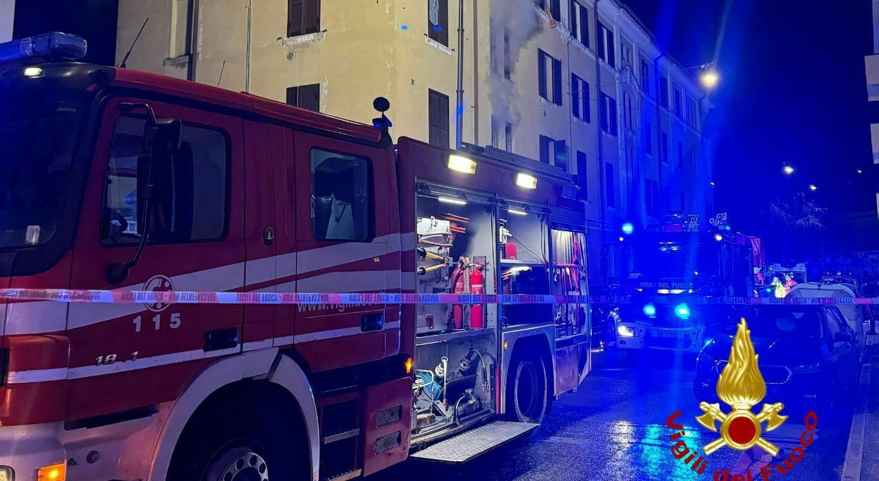 Incendio nelle case popolari, 9 intossicati (due sono bambini): il fumo ha invaso le scale bloccando dentro casa i condomini. Palazzi vicini senza corrente nè gas