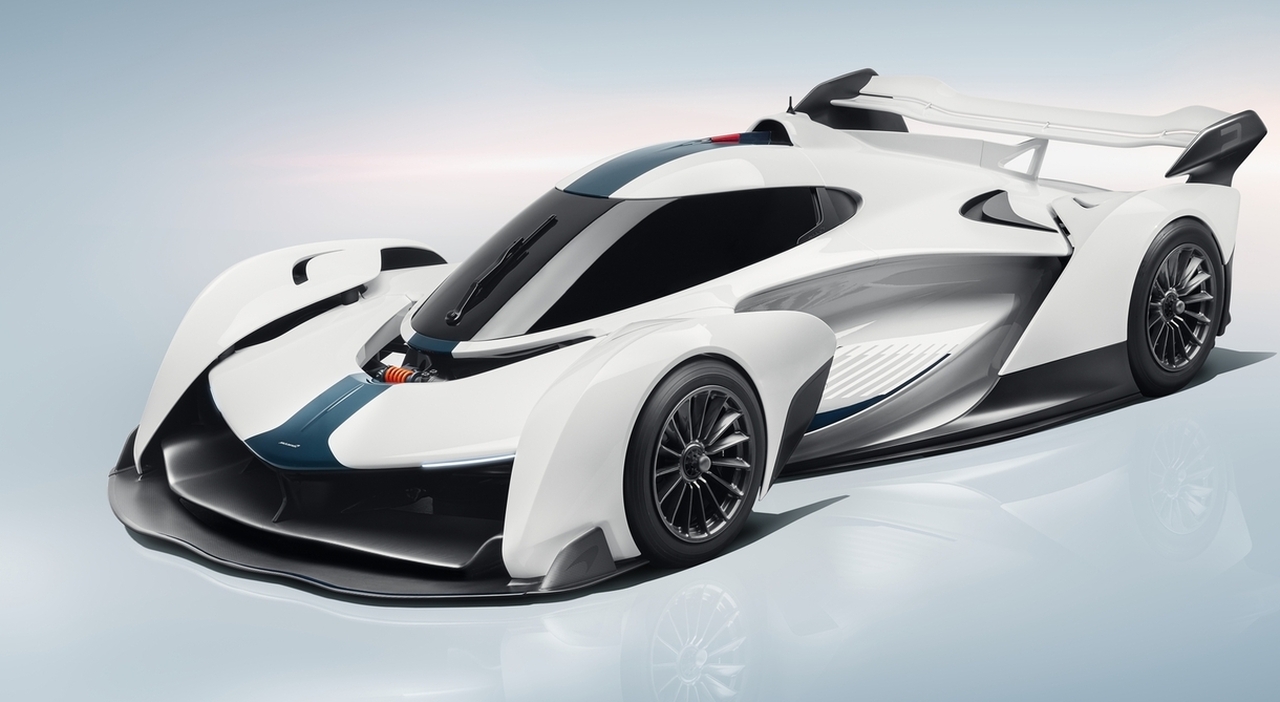 La McLaren Solus deriva dal videogioco Gran Turismo Sport. Ha un V10 5.2 da 840 cv, pesa solo 1.000 kg e su pista è la McLaren più veloce dopo le monoposto di Formula 1. Sarà prodotta in 25 esemplari, tutti già venduti