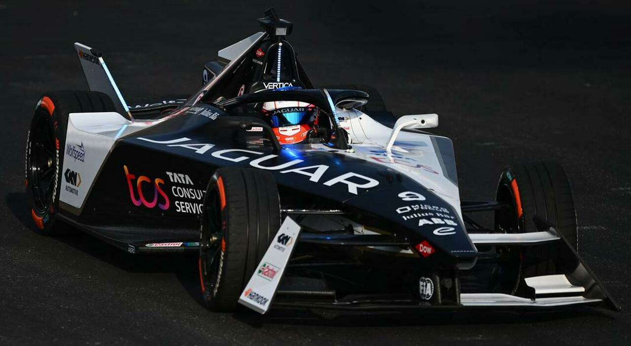 Mitch Evans (Jaguar Tcs) è stato il più veloce delle prime tre ore di prove ufficiali della Formula E
