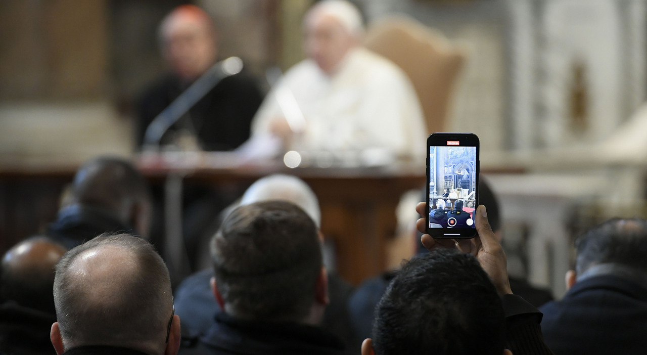 Papst Franziskus fordert Reform der Kirche und Bekämpfung von Exzessen